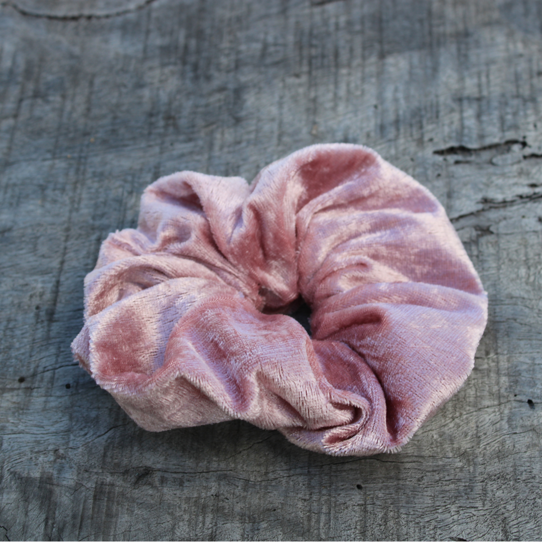 cobba_country_scrunchie_dusty_pink_velvet_detail.png