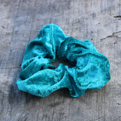 cobba_country_scrunchie_turquoise_velvet_detail.png