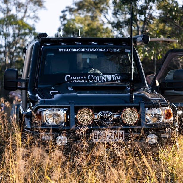 cobba_country_windscreen_sticker_white_Landcruiser_4wd_life_shot.png
